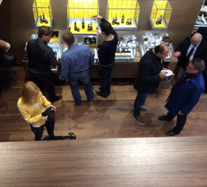 Уборка в шоуруме Breitling